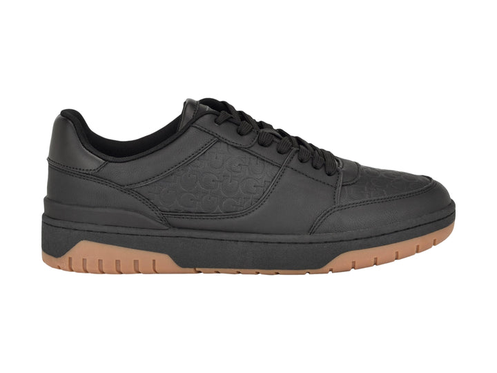 Tenis Guess GM Nivi color negro con suela color café y grabado decorativo en el cuerpo.