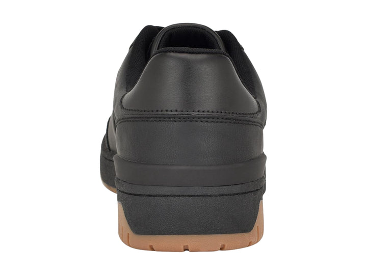 Tenis Guess GM Nivi color negro con suela color café y grabado decorativo en el cuerpo.