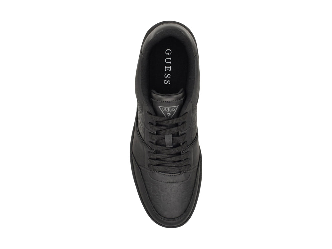 Tenis Guess GM Nivi color negro con suela color café y grabado decorativo en el cuerpo.