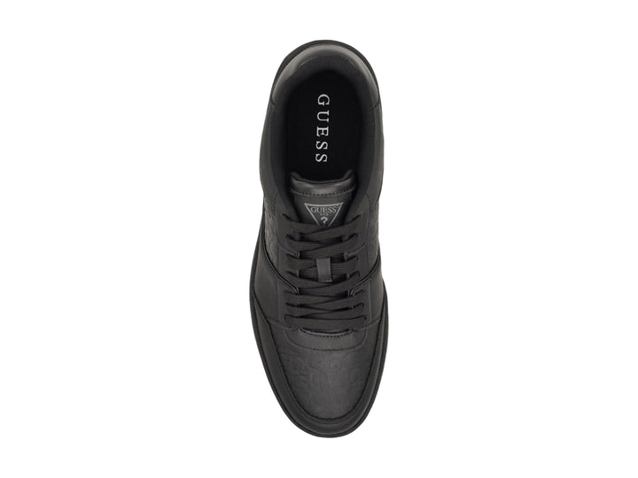 Tenis Guess GM Nivi color negro con suela color café y grabado decorativo en el cuerpo.