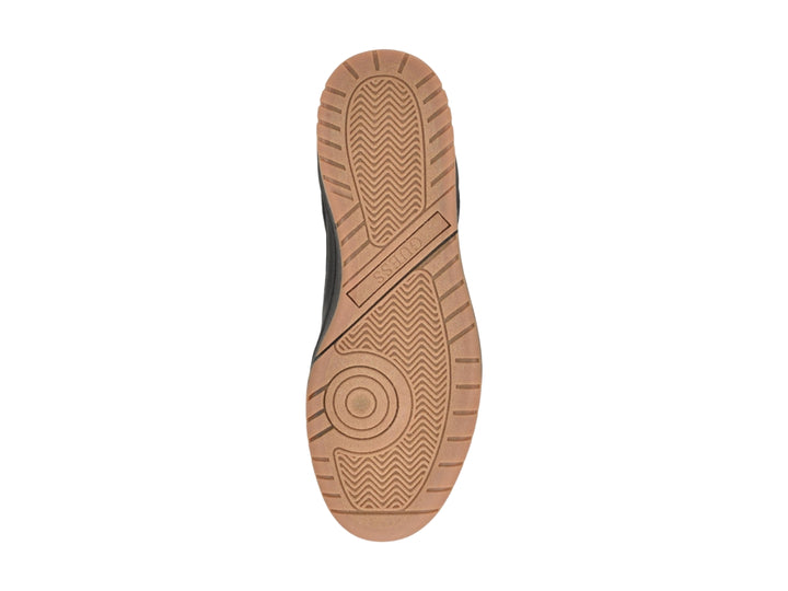 Tenis Guess GM Nivi color negro con suela color café y grabado decorativo en el cuerpo.