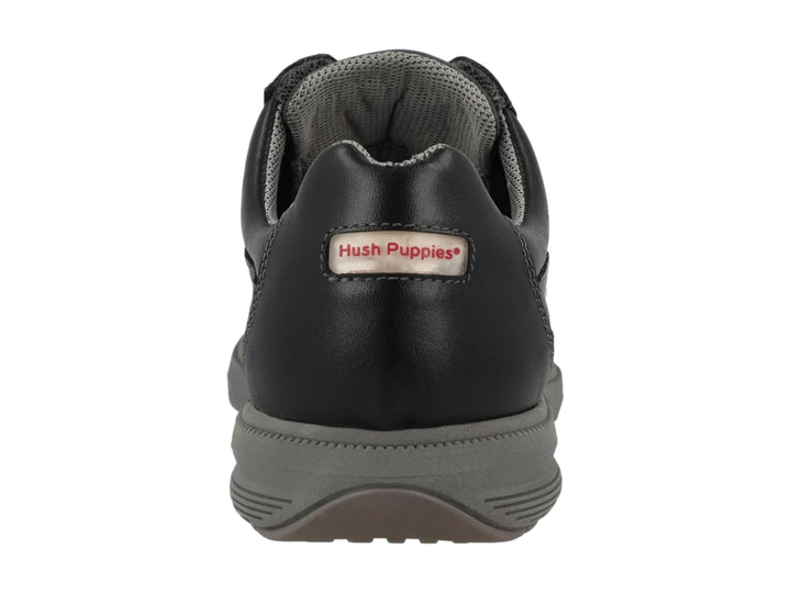 Zapato casual de cuero negro con suela gris y cordones.
