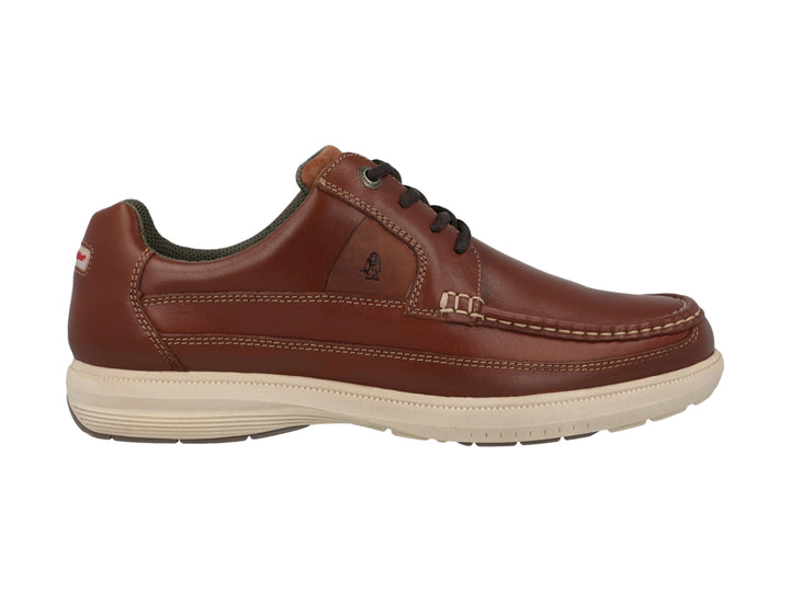 Zapato casual Hush Puppies de cuero color tan con cordones y suela blanca.