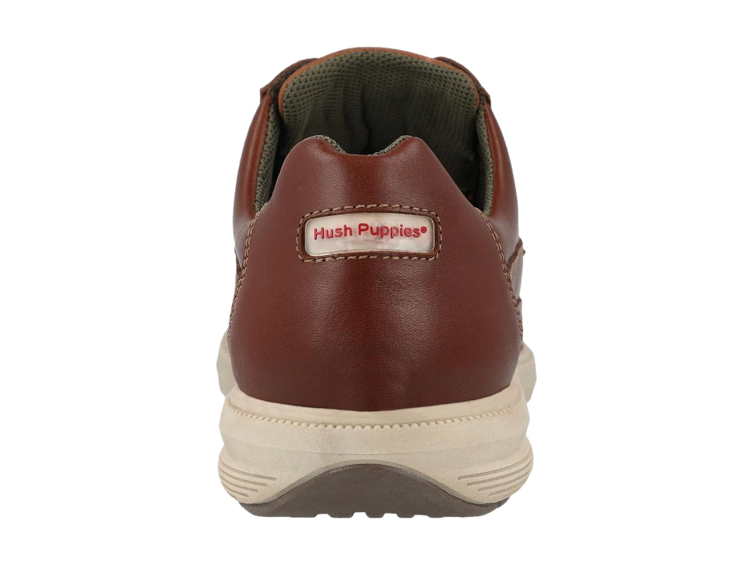 Zapato casual Hush Puppies de cuero color tan con cordones y suela blanca.