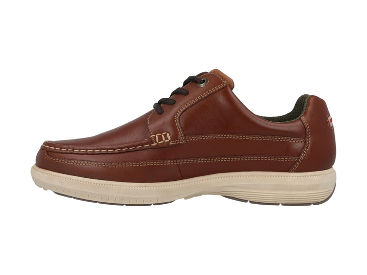 Zapato casual Hush Puppies de cuero color tan con cordones y suela blanca.