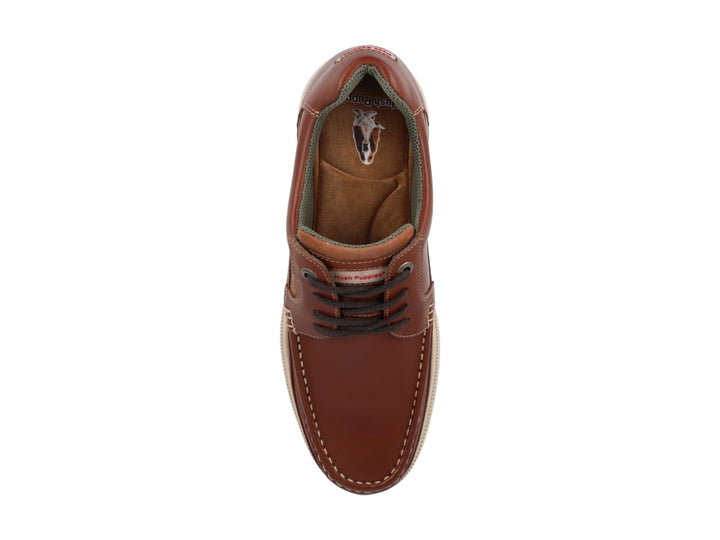 Zapato casual Hush Puppies de cuero color tan con cordones y suela blanca.