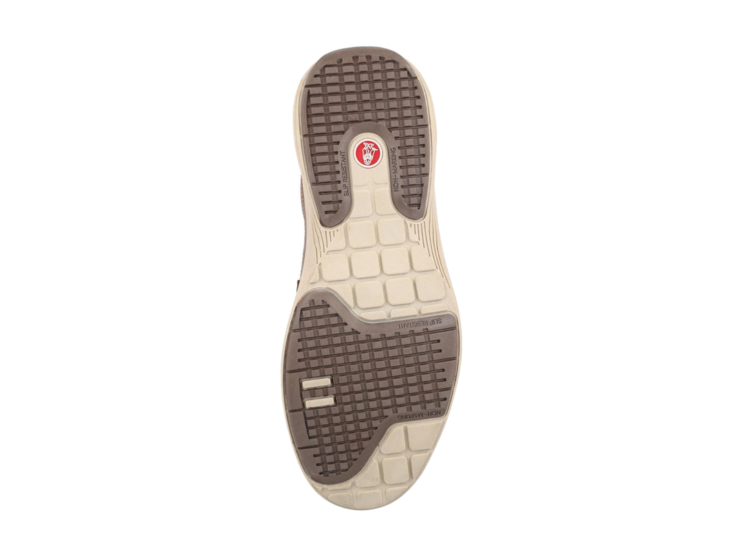 Zapato casual Hush Puppies de cuero color tan con cordones y suela blanca.