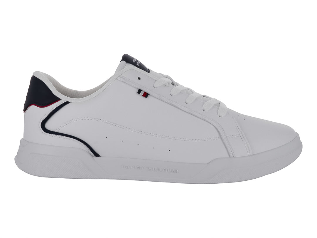 Tenis blancos de cuero Tommy Hilfiger con detalles en azul y rojo en el talón y corte bajo.
