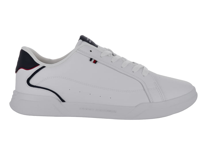 Tenis blancos de cuero Tommy Hilfiger con detalles en azul y rojo en el talón y corte bajo.