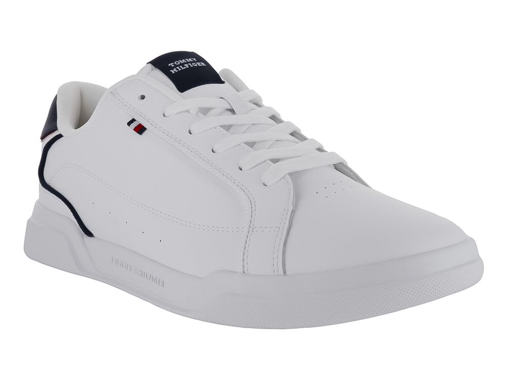 Tenis blancos de cuero Tommy Hilfiger con detalles en azul y rojo en el talón y corte bajo.