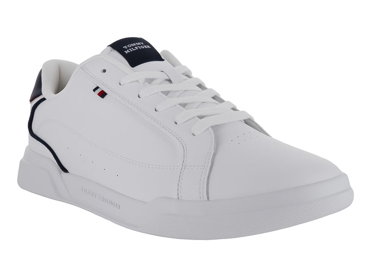 Tenis blancos de cuero Tommy Hilfiger con detalles en azul y rojo en el talón y corte bajo.