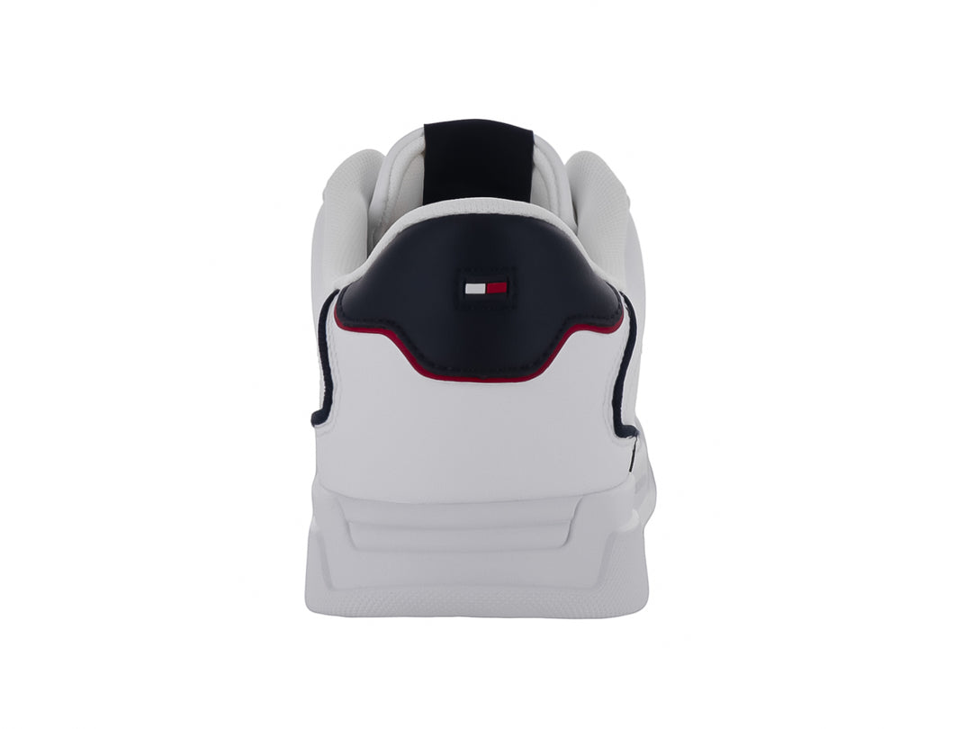 Tenis blancos de cuero Tommy Hilfiger con detalles en azul y rojo en el talón y corte bajo.