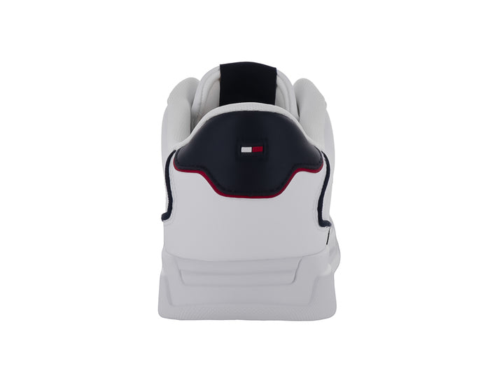 Tenis blancos de cuero Tommy Hilfiger con detalles en azul y rojo en el talón y corte bajo.