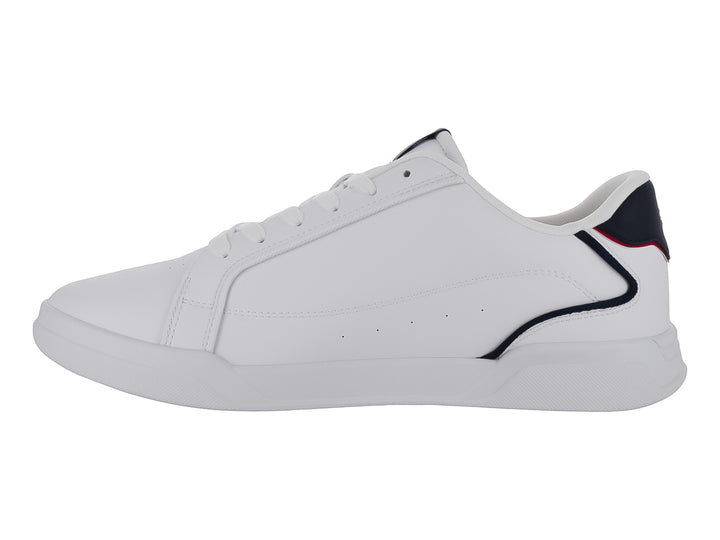 Tenis blancos de cuero Tommy Hilfiger con detalles en azul y rojo en el talón y corte bajo.