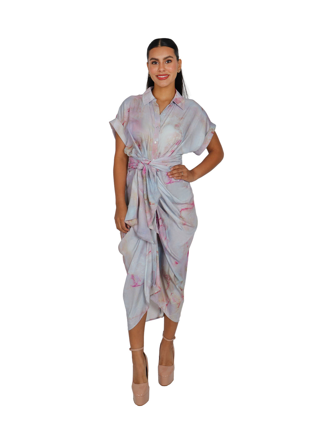 Vestido midi Steve Madden con estampado en tonos rosa y azul, cuello camisero y cinturón ajustable.