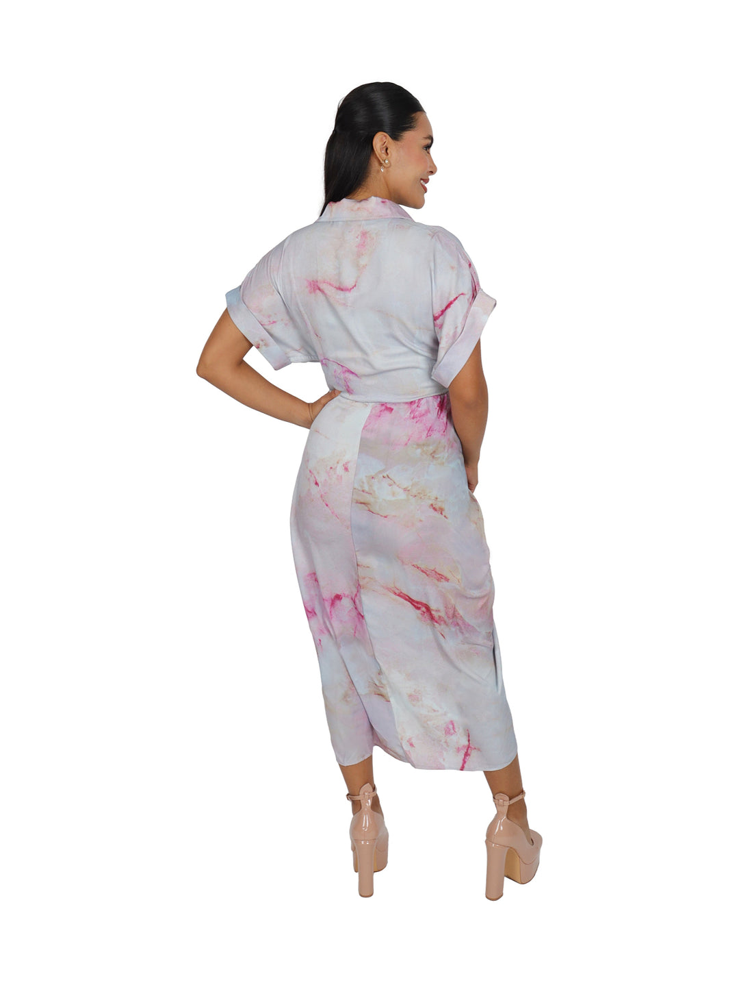 Vestido midi Steve Madden con estampado en tonos rosa y azul, cuello camisero y cinturón ajustable.