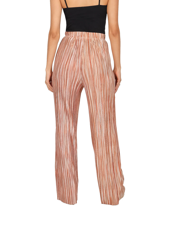 Pantalones plisados de pierna ancha con rayas verticales en tonos marrón y beige.