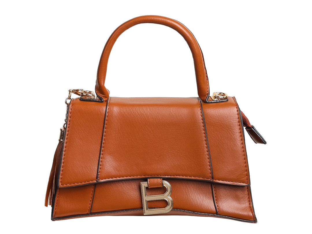 Bolso de mano color marrón con asa superior, herraje dorado en forma de B y detalle de borla lateral.