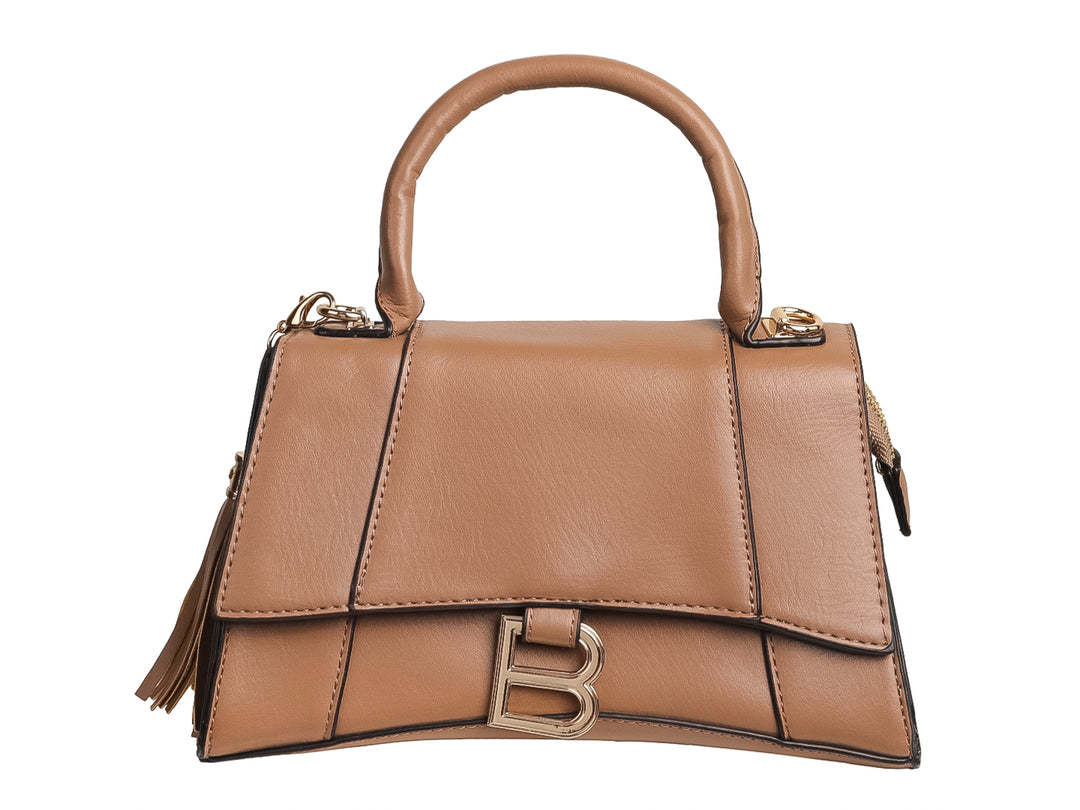 Bolso de mano color taupe con asa superior, cierre frontal y detalle metálico dorado en forma de B.