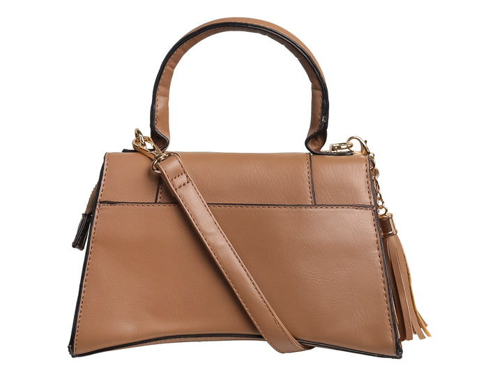 Bolso de mano color taupe con asa superior, cierre frontal y detalle metálico dorado en forma de B.