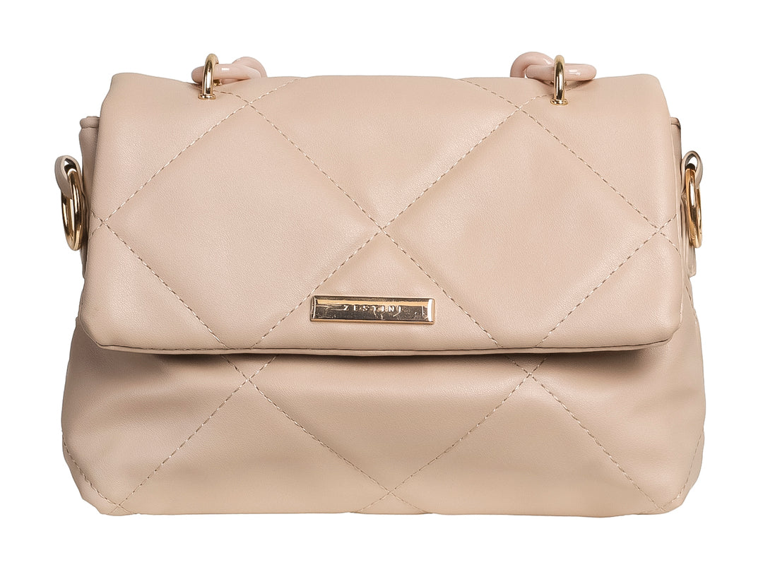 Bolso color nude con diseño acolchado de rombos y herrajes dorados.