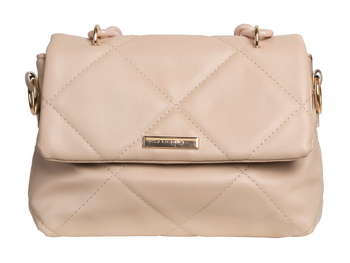 Bolso color nude con diseño acolchado de rombos y herrajes dorados.