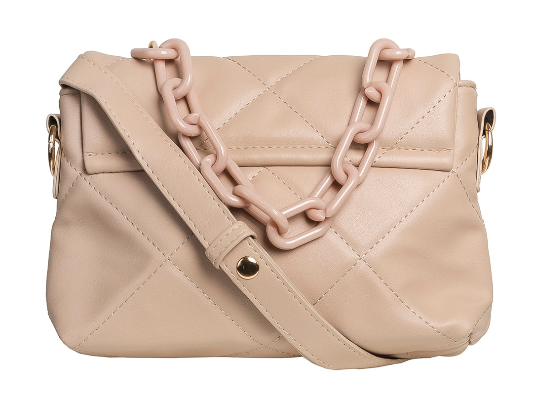 Bolso color nude con diseño acolchado de rombos y herrajes dorados.