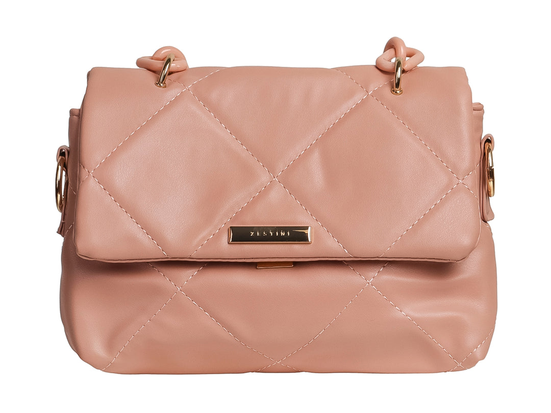 Bolso Felianna color rosa con diseño acolchado, solapa frontal y detalles en dorado.