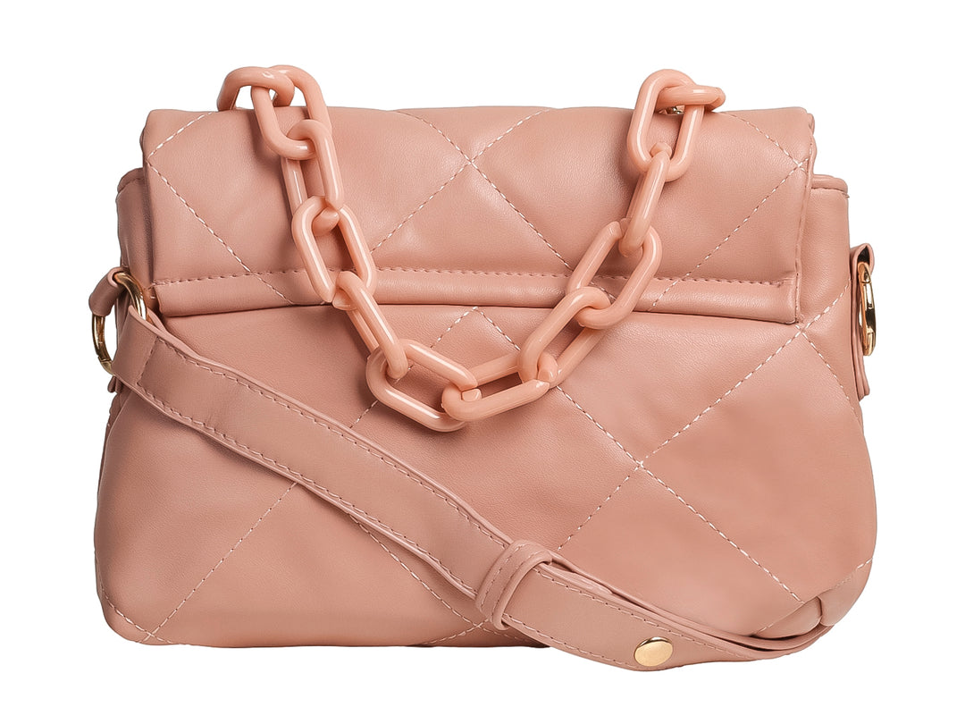 Bolso Felianna color rosa con diseño acolchado, solapa frontal y detalles en dorado.