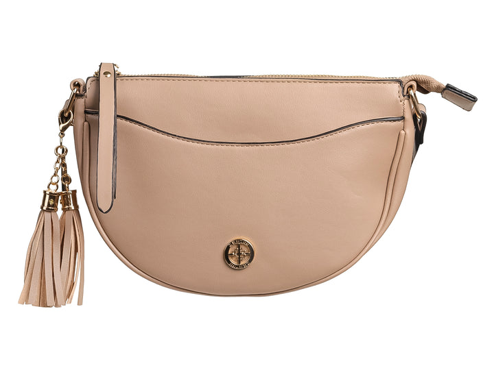 Bolso Felianna color taupe con forma semicircular, cierre superior y un accesorio de borla colgante en tono dorado.