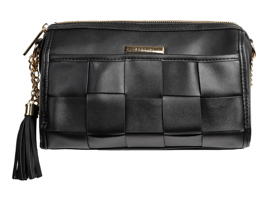 Bolso de mano negro con diseño tejido entrelazado, detalles dorados y una borla colgante.