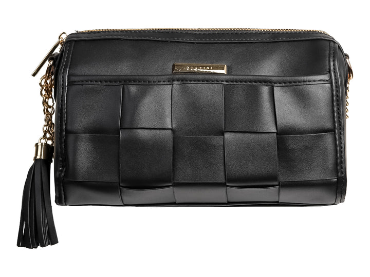 Bolso de mano negro con diseño tejido entrelazado, detalles dorados y una borla colgante.
