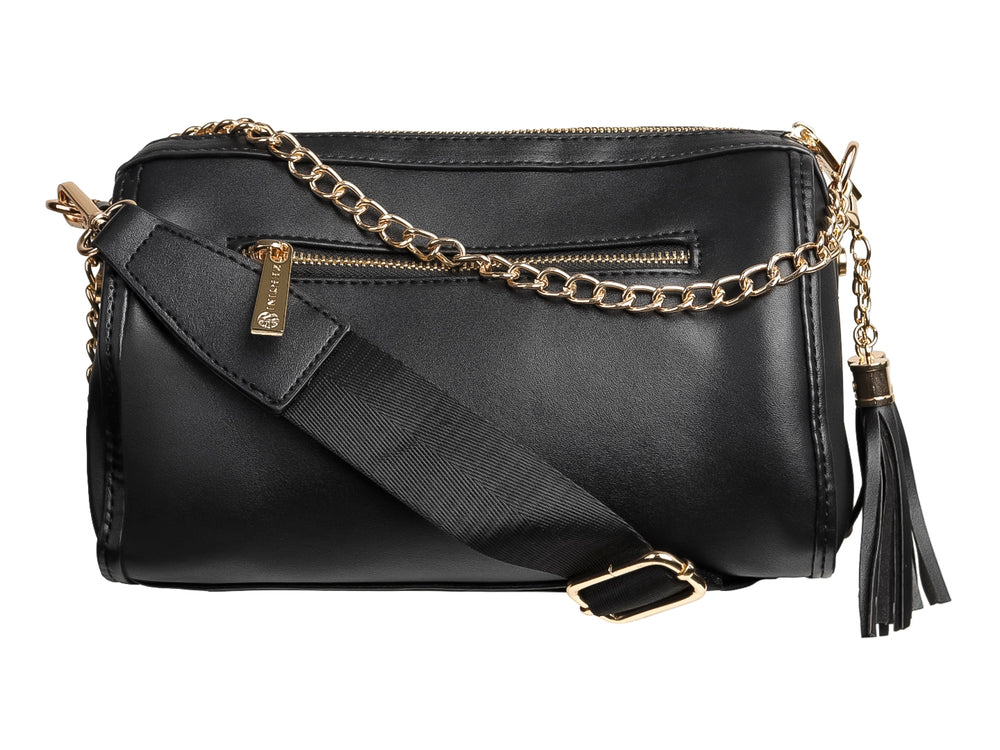 Bolso de mano negro con diseño tejido entrelazado, detalles dorados y una borla colgante.