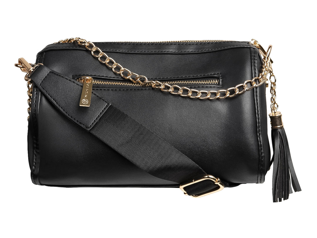 Bolso de mano negro con diseño tejido entrelazado, detalles dorados y una borla colgante.
