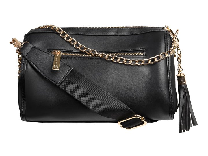Bolso de mano negro con diseño tejido entrelazado, detalles dorados y una borla colgante.