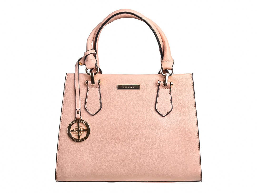 Bolso de mano color rosa pastel con textura rugosa, asas cortas y detalle de colgante metálico circular.