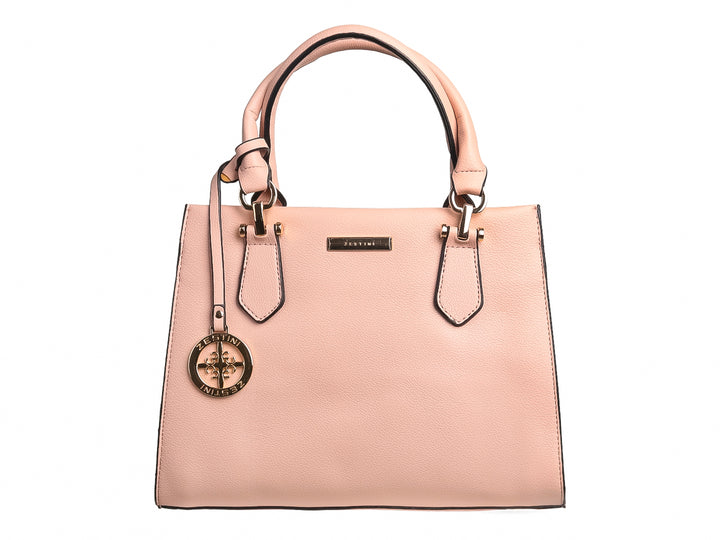 Bolso de mano color rosa pastel con textura rugosa, asas cortas y detalle de colgante metálico circular.