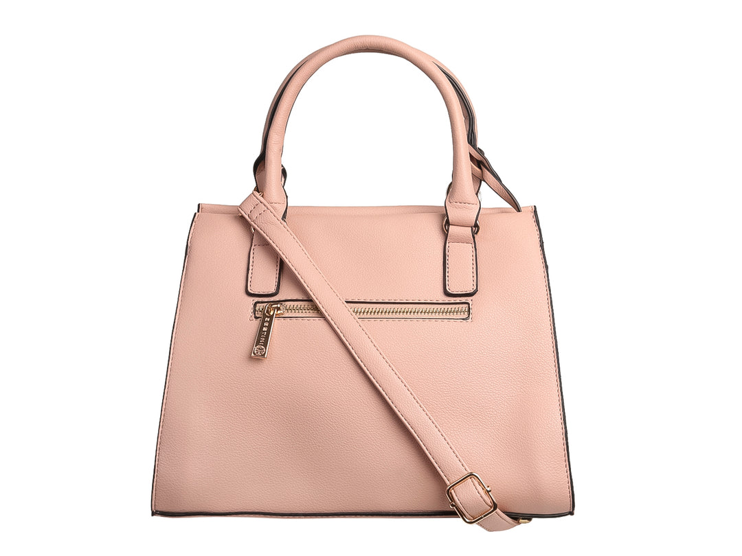 Bolso de mano color rosa pastel con textura rugosa, asas cortas y detalle de colgante metálico circular.