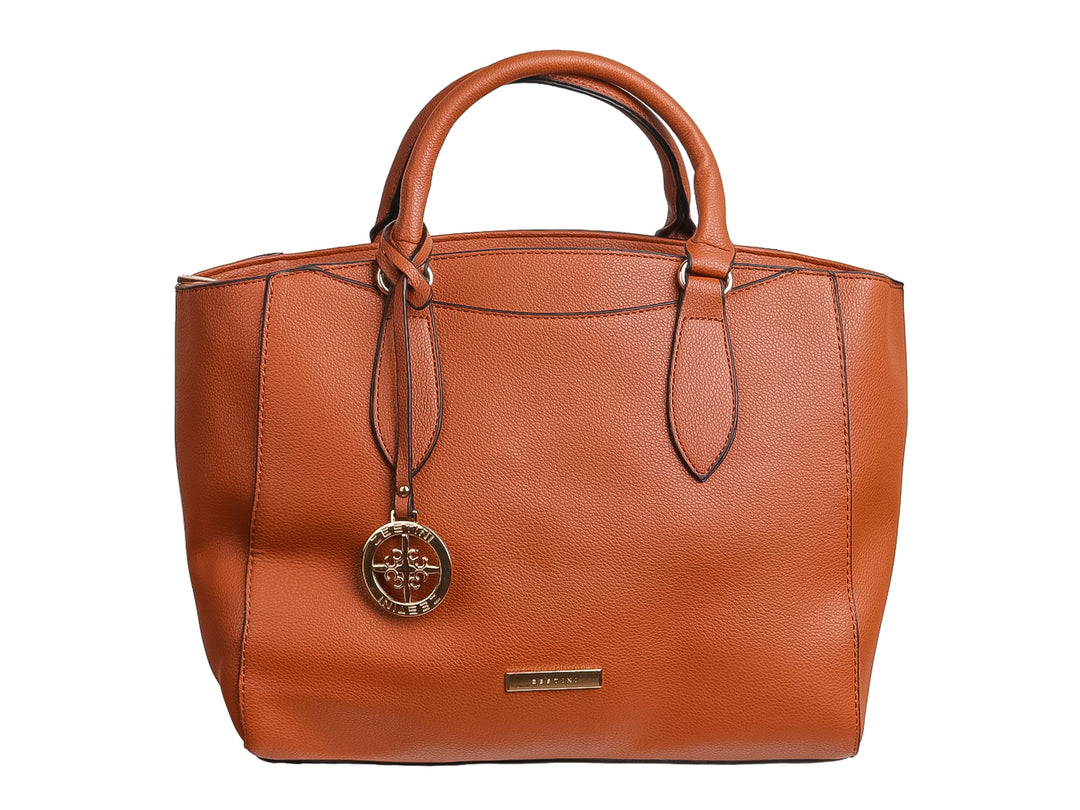 Bolso de mano color marrón con textura rugosa, asas superiores y un dije circular dorado.