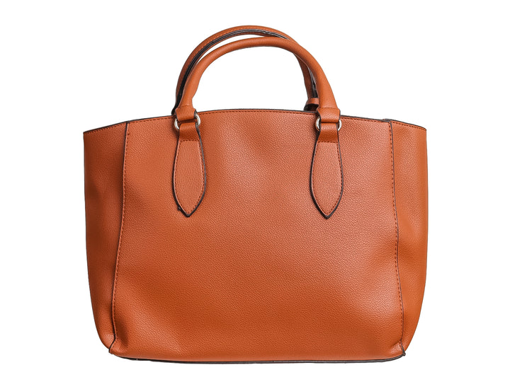 Bolso de mano color marrón con textura rugosa, asas superiores y un dije circular dorado.