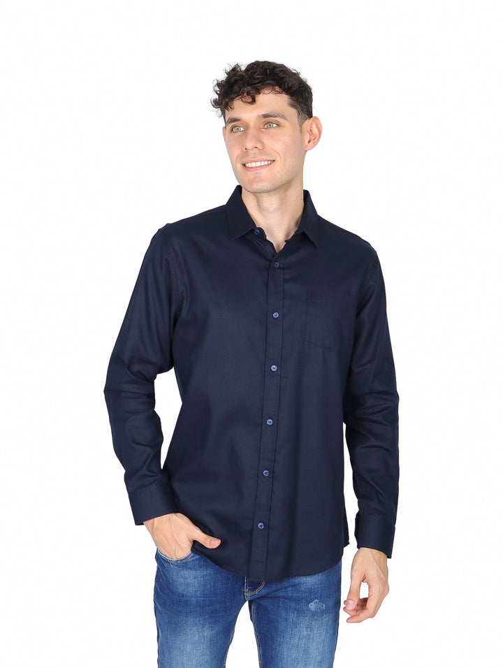 Hombre vistiendo una camisa básica de color azul marino con manga larga y cuello.