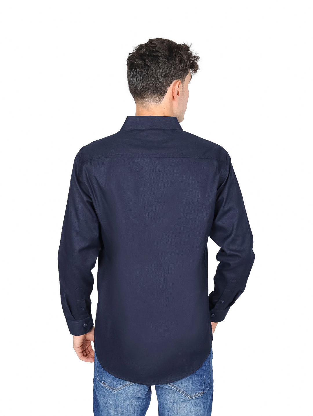 Hombre vistiendo una camisa básica de color azul marino con manga larga y cuello.
