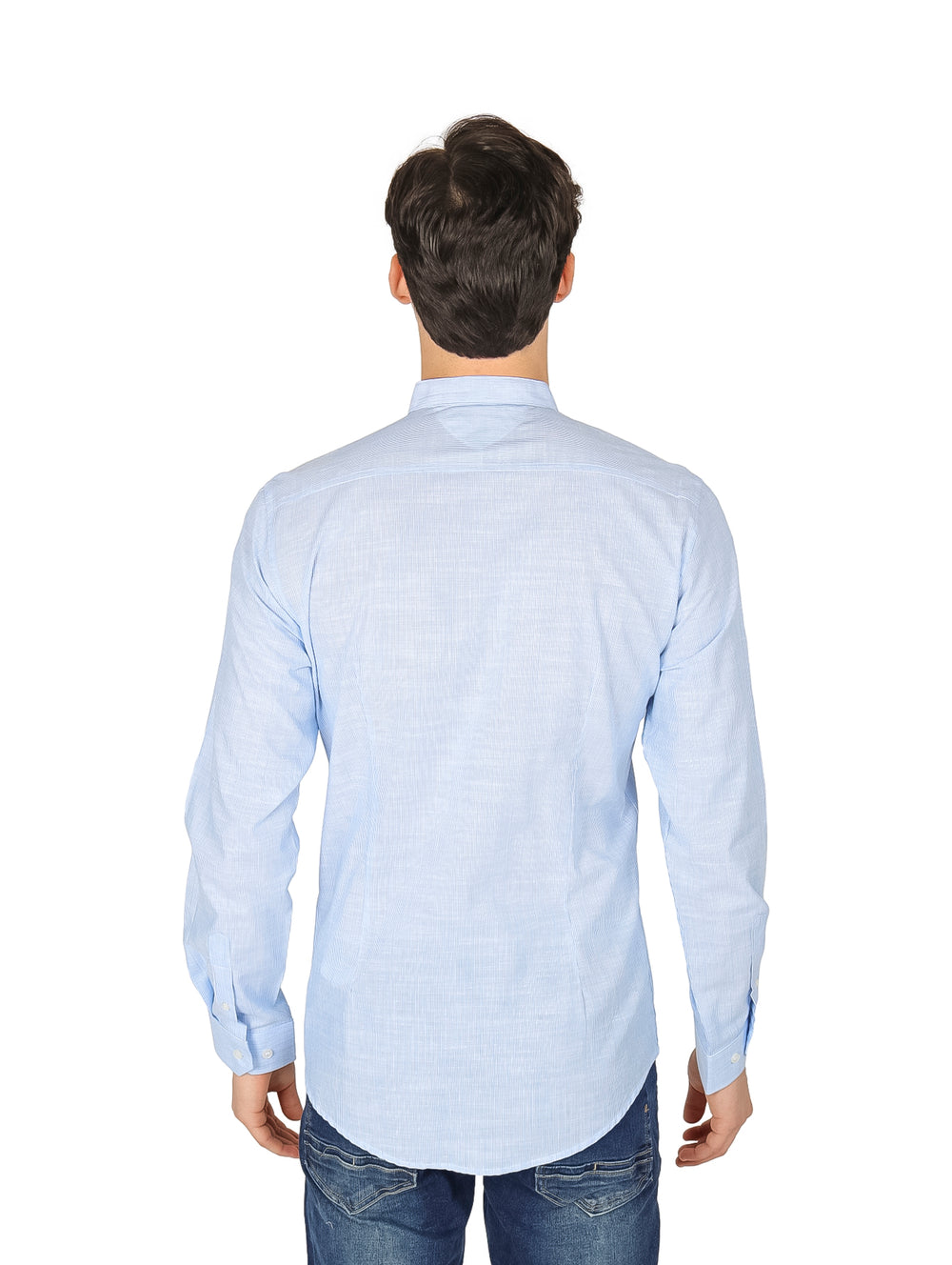 Hombre vistiendo camisa slim azul claro de manga larga con cuello mao y pantalones jeans azules.