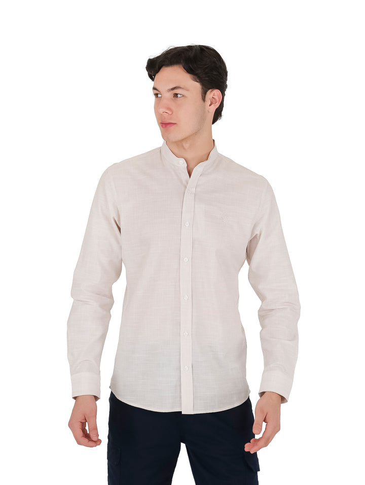 Hombre vistiendo una camisa slim fit de color arena con cuello mao y manga larga.