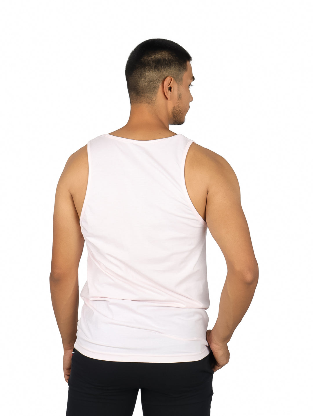Hombre vistiendo playera tank rosa con estampado de palmeras y texto Miami Beach 1984 en rojo y azul.