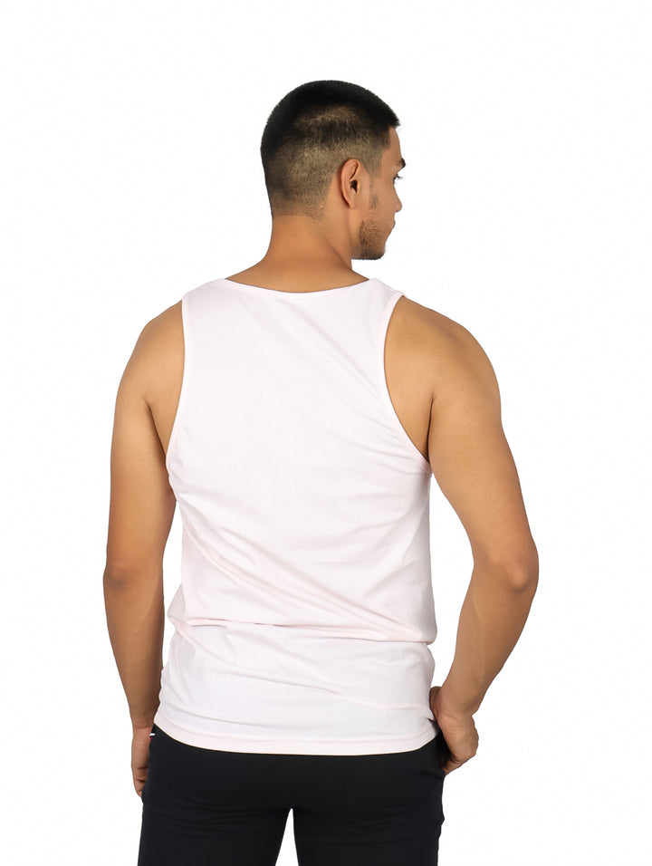 Hombre vistiendo playera tank rosa con estampado de palmeras y texto Miami Beach 1984 en rojo y azul.
