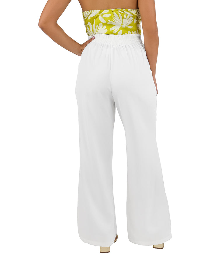 Pantalón blanco de pierna ancha para mujer con un cinturón de cadena dorada.