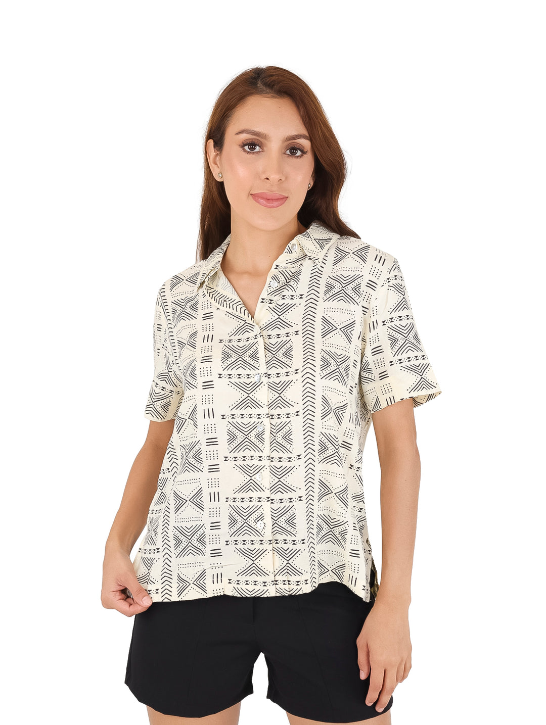Blusa beige de manga corta con estampado geométrico negro y botones frontales.