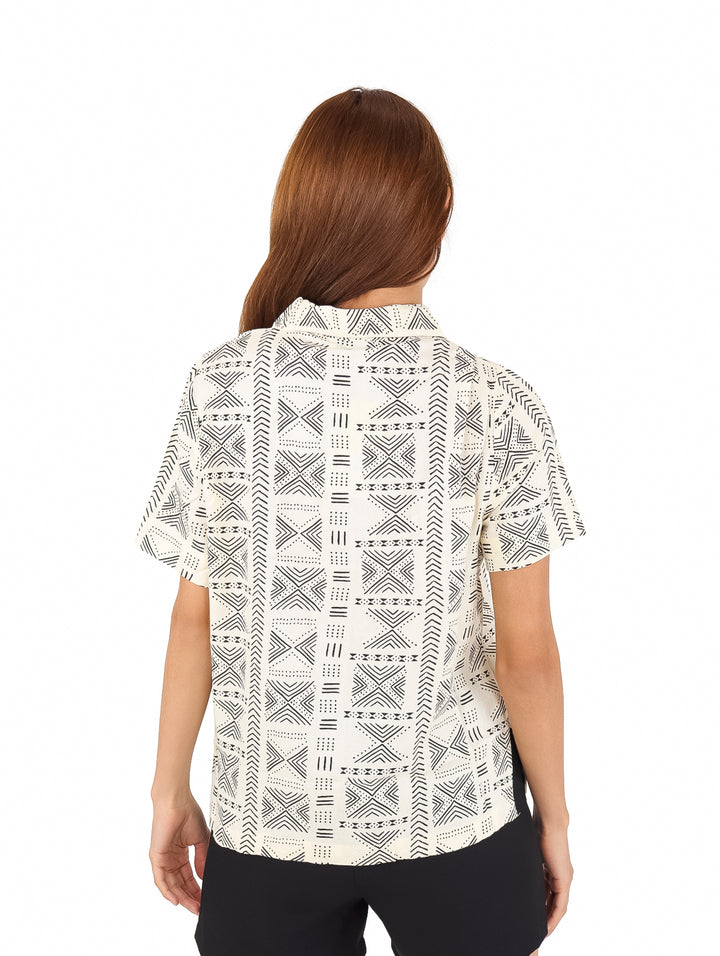 Blusa beige de manga corta con estampado geométrico negro y botones frontales.