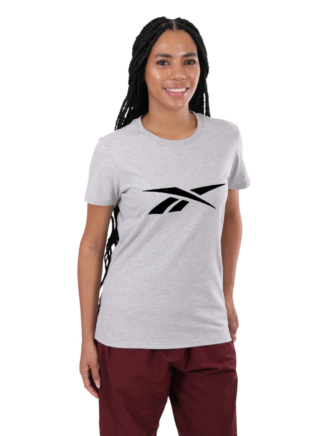 Mujer vistiendo una camiseta gris de algodón de manga corta con el logotipo de Reebok en el pecho.